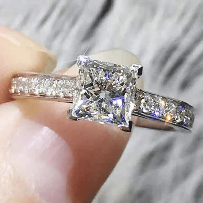 レオンティーナ・グアルティエリ リング|ホワイトゴールド 18K