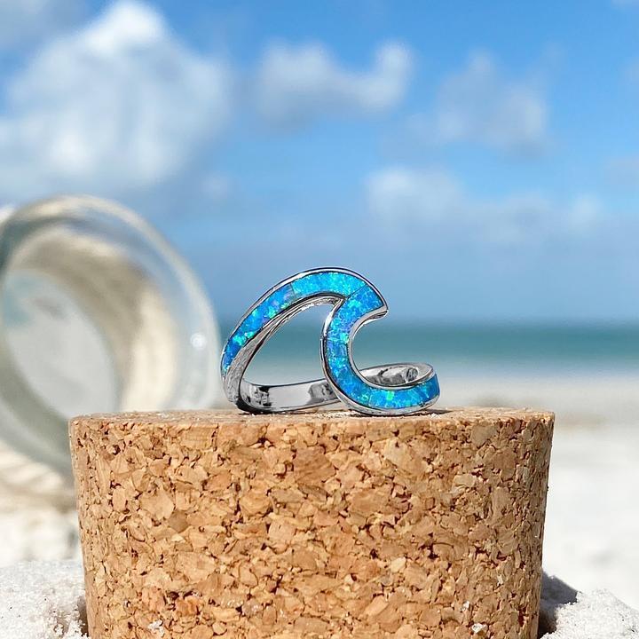 オパールとシルバーの海の波のリング